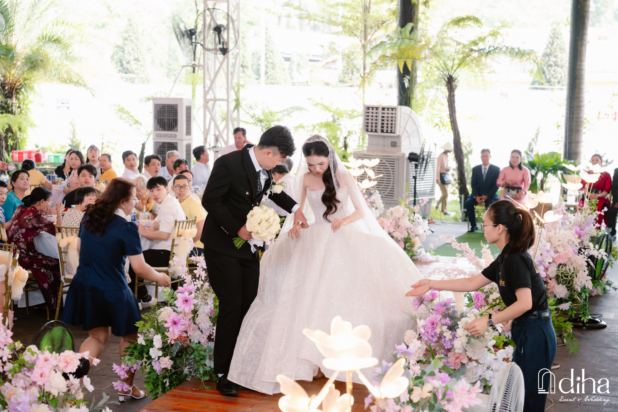 Tiệc cưới sân vườn tại Bình Dương - Các cặp đôi được chăm chút kĩ lưỡng tại tiệc sân vườn Diha Garden